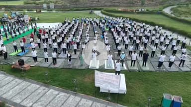 झांसी: 32 यू पी गर्ल्स बटालियन एनसीसी झाँसी ने जनरल विपिन रावत शहीद पार्क में योग दिवस के अवसर पर योग शिविर का आयोजन किया