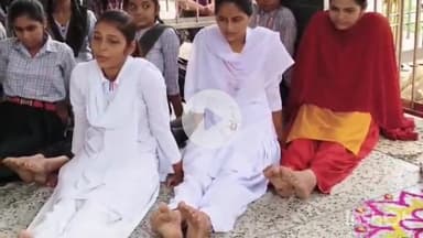 पीरो: पीरो में विभिन्न जगहों पर अंतरराष्ट्रीय योग दिवस के मौके पर अधिकारियों के साथ बच्चों ने भी किया योगाभ्यास