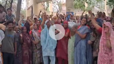 झांसी: बरुआसागर में महिलाओं ने मटके फोड़े, टंकी पर चढ़कर की नारेबाजी, बोलीं- दो महीने से पानी के लिए तरस रहे हैं
