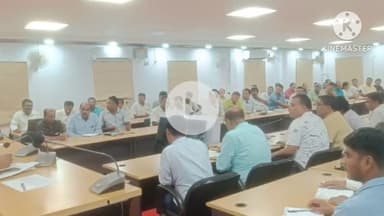 नवादा: नवादा में डीआरडीए सभागार में उपविकास आयुक्त ने मनरेगा के अधिकारियों के साथ की समीक्षात्मक बैठक