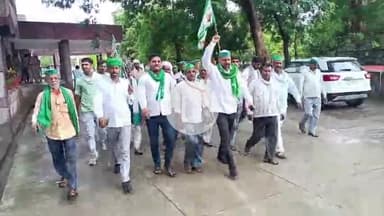 मंझनपुर: खाद की किल्लत, रजिस्ट्री रेट की मार और टूटी सड़कों से तंग किसानों ने मंझनपुर कलेक्ट्रेट पर किया प्रदर्शन