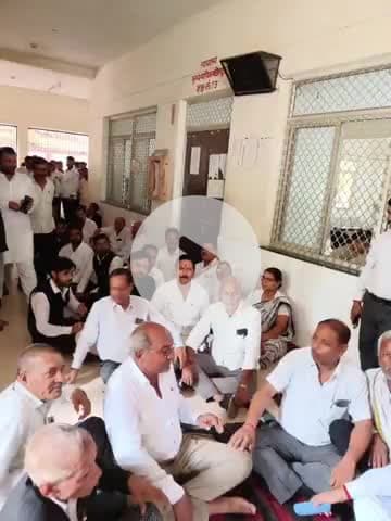 फतेहपुर: जिला न्यायालय में अमर्यादित टिप्पणी पर भड़के वकीलों का धरना तीसरे दिन भी जारी रहा