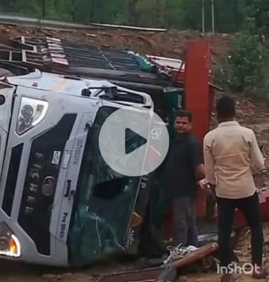 चितरंगी: बरका पुलिस चौकी के धौहनी गांव में ट्रक पलटा, एक व्यक्ति की मौके पर ही मौत