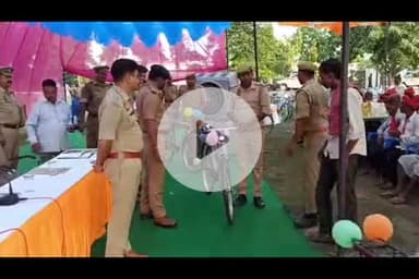 बलरामपुर: एसपी ने अंतरराष्ट्रीय योग दिवस पर 11 थानों के 155 ग्राम प्रहरी व चौकीदारों को वितरित की साइकिल