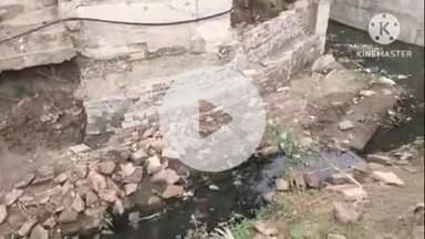 खुरई: जेल रोड पर अमर फैक्ट्री के सामने बन रहे नाले का काम अधूरा, बरसात में मकानों के गिरने का डर
