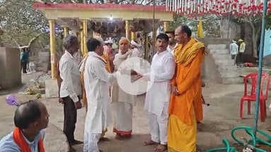 झांसी: ग्राम आरी बरगढ़ में आयोजित नौ दिवसीय श्रीराम कथा में भागवत कथा सुनने के लिए भक्तों का उमड़ा जन सैलाब