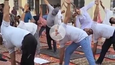 तारानगर: श्री बनेचंद सरावगी आदर्श विद्या मंदिर, तारानगर में 11वें अंतरराष्ट्रीय योग दिवस के उपलक्ष्य में किया गया योगाभ्यास