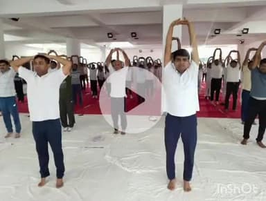 शिवहर: अंतर्राष्ट्रीय योग दिवस पर खेल भवन में डीएम-एसपी ने किया योग, सभी प्रखंड मुख्यालयों में भी हुआ योग