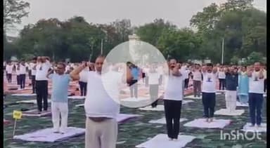 प्रतापगढ़: पुलिस लाइन में अंतर्राष्ट्रीय योग दिवस पर प्रभारी मंत्री के साथ DM, SP और हजारों लोगों ने किया योगाभ्यास