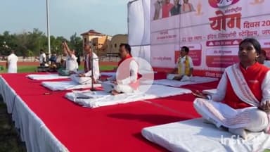 जगदलपुर: विश्व योग दिवस पर प्रियदर्शनी इंदिरा स्टेडियम में विधायक सहित नगरवासियों ने किया योग, कहा- योग रखता है हमें निरोग