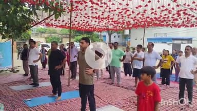 आरा: आरा सदर अस्पताल में अंतर्राष्ट्रीय योग दिवस के मौके पर भोजपुर जिला अधिकारी ने योग कर लोगों को योग के प्रति जागरूक किया