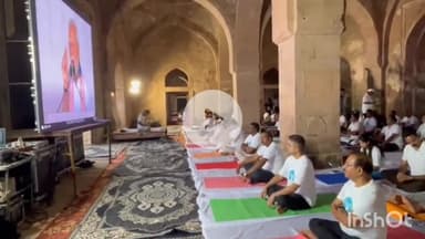 धार: अंतर्राष्ट्रीय योग दिवस पर मांडव में दिखा अनोखा नज़ारा, ऐतिहासिक जहाज महल बना योग साधना का केंद्र