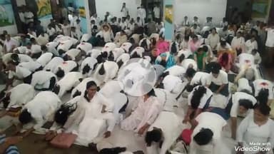 मिर्ज़ापुर: विश्व योग दिवस पर महुवरिया स्थित जीआईसी के ऑडिटोरियम में जनप्रतिनिधियों ने आम लोगों के साथ किया योगाभ्यास