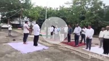 बखरी: योग दिवस पर बखरी व्यवहार न्यायालय में योगाभ्यास, न्यायिक पदाधिकारी और अधिवक्ता हुए शामिल