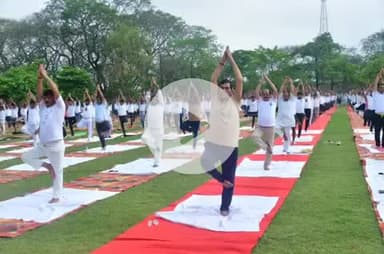 जौनपुर : ज़िले के प्रभारी एवं ऊर्जा मंत्री अरविंद शर्मा ने शाही किला में किया योग,अधिकारियों समेत छात्रों ने भी किया योग