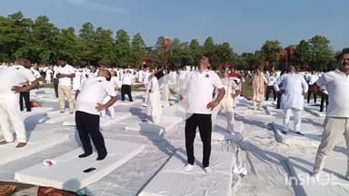 बरेली: बरेली कॉलेज ग्राउंड में मनाया गया 11वां अंतर्राष्ट्रीय योग दिवस, भव्य आयोजन में शामिल हुए मंत्री, अधिकारी और जनप्रतिनिधि