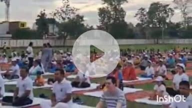 बलरामपुर: 11वें अंतर्राष्ट्रीय योग दिवस पर स्पोर्टस स्टेडियम में प्रमुख सचिव, जिलाधिकारी एवं जनप्रतिनिधियों ने किया योगाभ्यास