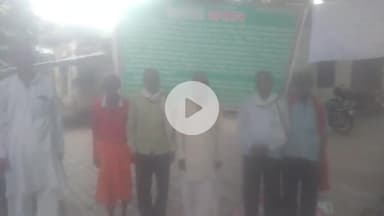 Kunda se chalkar ke Pratapgarh aamran anshan kar rahe ki garib kisan lekhpal aur kanoongo ki milibhagat se jameen kabja