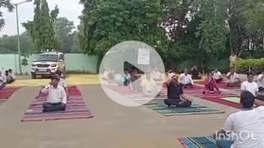 भभुआ: भभुआ सर्किट हाउस परिसर में डीएम और अन्य पदाधिकारियों ने अंतर्राष्ट्रीय योग दिवस पर किया योगाभ्यास