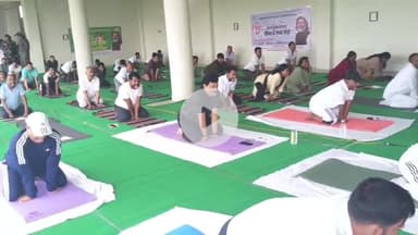 लोहरदगा: बीएस कॉलेज स्टेडियम में डीसी के नेतृत्व में पदाधिकारियों ने किया योग, लोगों से स्वस्थ रहने की अपील