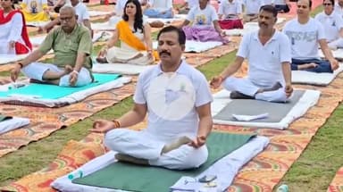 उरई: उरई पुलिस में जिले के आलाधिकारियों और जन प्रतिनिधियों ने मनाया अंतर्राष्ट्रीय योग दिवस