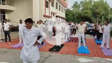 कानपुर: बर्रा परिसर में योग दिवस के अवसर पर पुलिस उपायुक्त दक्षिण सहित कई पुलिस अधिकारियों ने किया योग