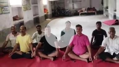 परवलपुर के गायत्री मंदिर परिसर में योग दिवस मनाया गया, गणमान्य लोगों ने किया योगाभ्यास