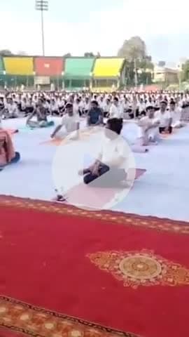 कानपुर: योग दिवस के अवसर पर ग्रीन पार्क में जिलाधिकारी, पुलिस कमिश्नर, विधायक समेत 10 हजार लोगों ने किया योग