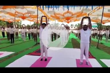 बलरामपुर: 11वें अंतर्राष्ट्रीय योग दिवस पर एसपी ने रिजर्व पुलिस लाइन में पुलिस कर्मियों के साथ किया योगाभ्यास