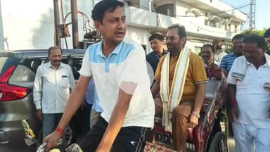 रामपुर: रोशन बाग में अंतर्राष्ट्रीय योग दिवस पर आयोजित शिविर में पूर्व केंद्रीय मंत्री मुख्तार अब्बास नकवी रिक्शे से पहुंचे