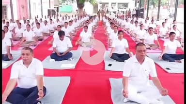 मिर्ज़ापुर: अंतर्राष्ट्रीय योग दिवस के अवसर पर पुलिस अधीक्षक ने पुलिस लाइन में अधिकारियों और नए रिक्रूटों के साथ किया योगाभ्यास
