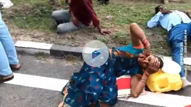 उरई: एट के NH27 पर तेज रफ्तार का कहर, सड़क किनारे खड़े क्षतिग्रस्त ट्रक में मैजिक चालक ने मारी टक्कर, 6 श्रद्धालु हुए घायल