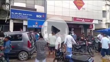 कोडरमा: झुमरीतिलैया में बैंक ऑफ इंडिया के सामने कार ने गाड़ियों को मारी टक्कर, पुलिस ने चालक को हिरासत में लिया