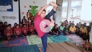 लोहरदगा: कुजरा में अंतर्राष्ट्रीय योग दिवस पर युवतियों ने किया योगाभ्यास, बच्चियों ने दिखाए कठिन आसन