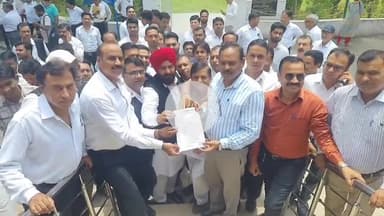 रामपुर: पश्चिमी उत्तर प्रदेश में हाईकोर्ट बेंच की मांग ने पकड़ा जोर, रामपुर बार एसोसिएशन ने कलेक्ट्रेट में किया प्रदर्शन