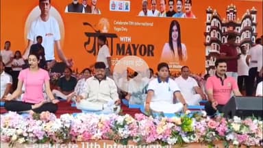 इंदौर: इंदौर के गोपुर चौराहे पर महापौर द्वारा योग कार्यक्रम आयोजित
