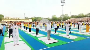 झांसी: ध्यानचन्द स्टेडियम में योग शिविर का हुआ आयोजन, बड़ी संख्या में लोगों ने किया योग