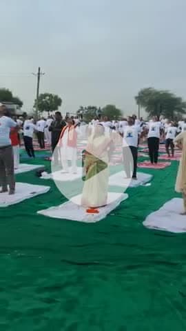 अंतर्राष्ट्रीय योग दिवस पर दौसा में गेटोलाव धाम पर हुआ योगाभ्यास। दौसा प्रभारी मंत्री राज्यवर्धन सिंह राठौड़ रहे मौजद