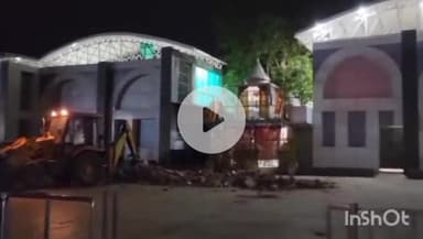 कटनी नगर: कटनी रेलवे स्टेशन पर हनुमान मंदिर के सामने की दीवार जेसीबी से हटाई गई, लम्बे समय से थी मांग