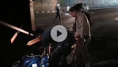 कानपुर: चकेरी थाना क्षेत्र के रामादेवी चौराहे पर फ्लाईओवर के नीचे कंटेनर गिरने से स्कूटी सवार घायल