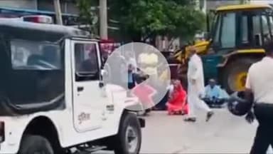 लाडपुरा: उद्योग नगर थाना क्षेत्र के रायपुरा इलाके में सड़कों की दुर्दशा को लेकर लोगों ने लगाया जाम, पुलिस पहुँची मौके