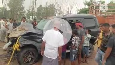 बक्सर: दुर्घटनाग्रस्त स्कॉर्पियो को प्रशासन ने गंगा के गहरे पानी से मशक्कत के बाद बाहर निकाला