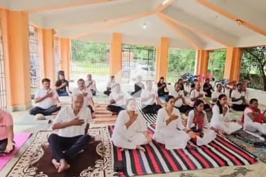 कांके: राजभवन में अंतर्राष्ट्रीय योग दिवस पर सामूहिक योगाभ्यास कार्यक्रम का आयोजन