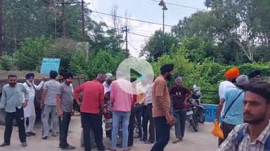 पूरनपुर: तहसील परिसर में साठा धान की खरीद कराने की मांग को लेकर विरोध, एसडीएम को सौंपा ज्ञापन