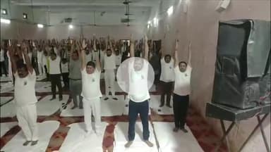 भदोही: अंतर्राष्ट्रीय योग दिवस पर ज्ञानपुर में योग शिविर का आयोजन, जनप्रतिनिधियों और अधिकारियों ने लिया भाग