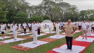 जौनपुर: अंतर्राष्ट्रीय योग दिवस पर शाही किले में आयोजित हुआ कार्यक्रम, मुख्य अतिथि के रुप में कैबिनेट मंत्री एके शर्मा रहे मौजूद