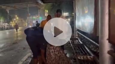 झांसी: चित्रा चौराहे से स्टेशन जाने वाली रोड किनारे बेहोशी की हालत में लेटे युवक को पूर्व केंद्रीय मंत्री ने अस्पताल पहुंचाया