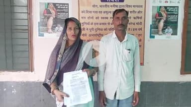 पूरनपुर: मोहनपुर जप्ती के निवासी दंपति एक साल से न्यायालय का स्टे लेकर काट रहे हैं तहसील परिसर के चक्कर