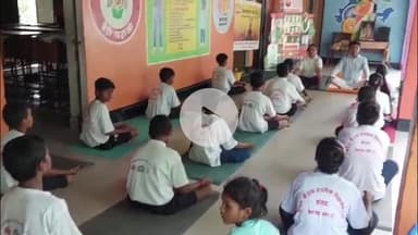 जलेसर: जलेसर के गांव कोसमा में अंतर्राष्ट्रीय योग दिवस के अवसर पर पीएम श्री विद्यालय में योग दिवस का कार्यक्रम आयोजित किया गया