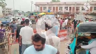 बक्सर: गंगा में स्कॉर्पियो दुर्घटना मामले में आक्रोशित परिजनों ने गोलंबर पर किया सड़क जाम, यातायात बाधित